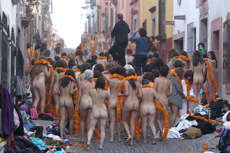 Mujeres posan desnudas en México