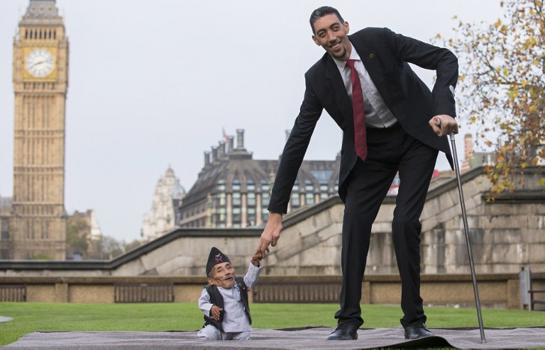 El hombre más alto del mundo y el más bajo toman te en Londres