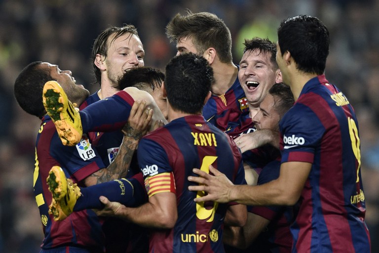 Barcelona golea con un Messi de récord y sigue a dos del Real Madrid