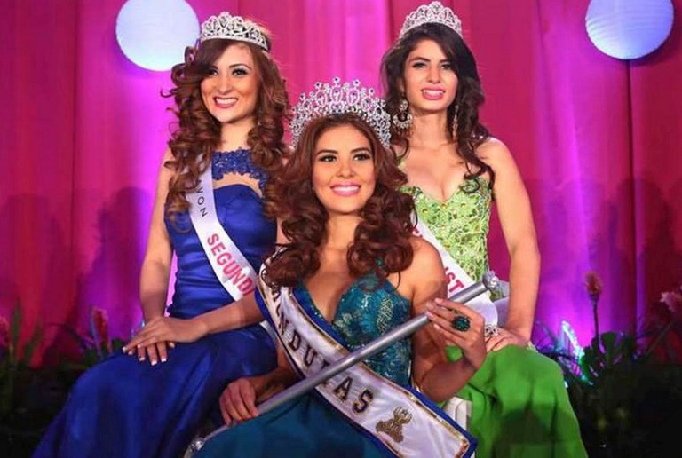 Honduras despide a su reina de belleza en multitudinario sepelio
