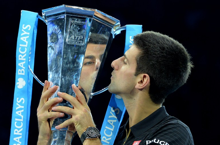 Djokovic gana el Masters de Londres por abandono de Federer