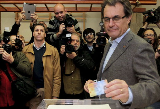 Casi dos millones de catalanes votan sobre independencia