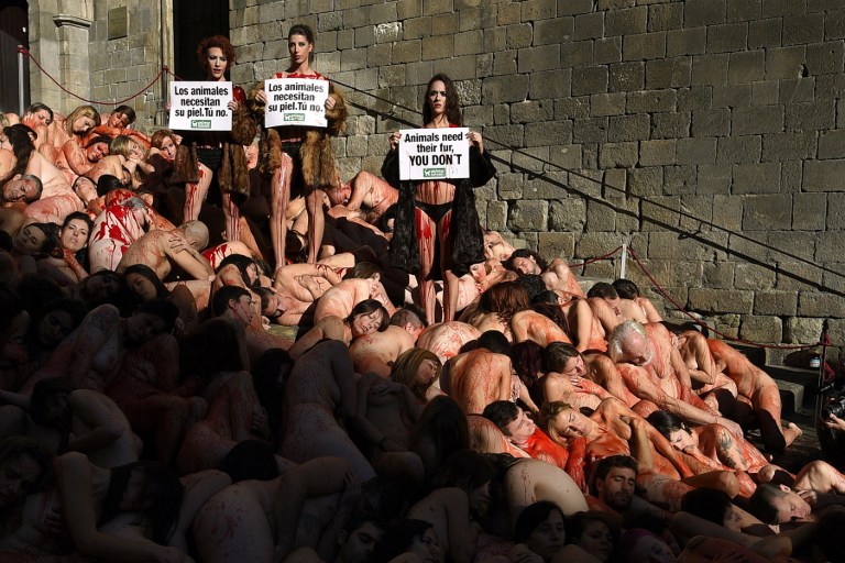Un centenar de activistas se desnudan en Barcelona contra uso de pieles animales