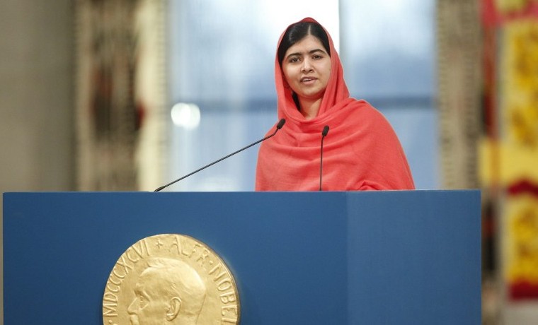 Malala rompe a llorar al ver su uniforme escolar del día del atentado