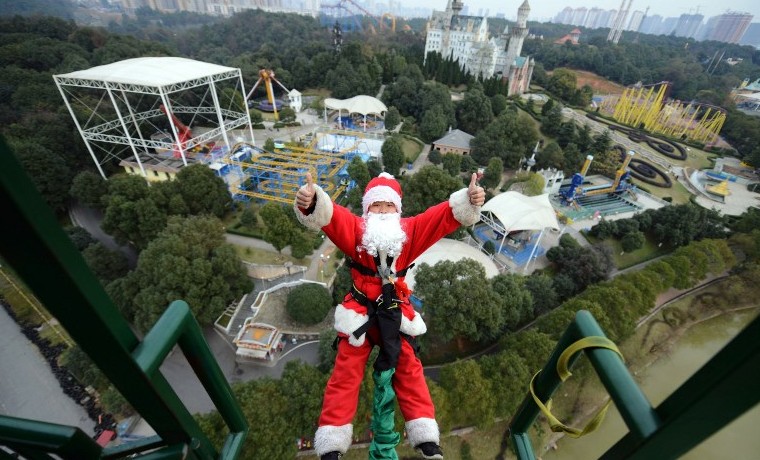 Papá Noel y el folclore navideño toman China