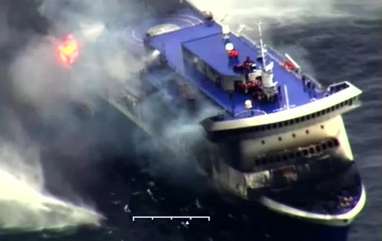Importante operación en Italia para rescatar ocupantes de ferry incendiado