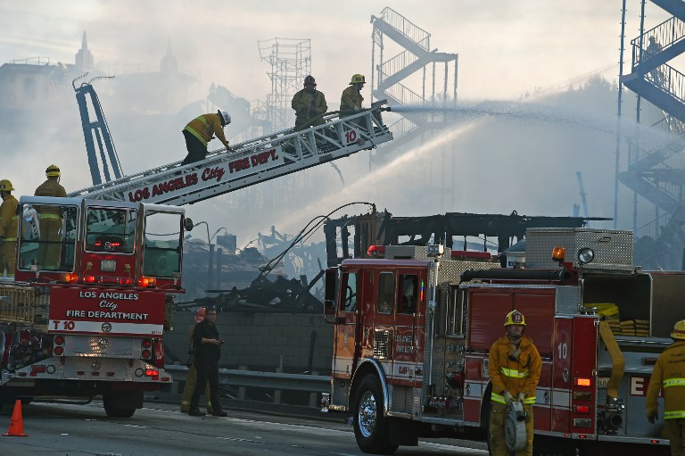 Dos gigantescos incendios colapsaron el tráfico en Los Ángeles