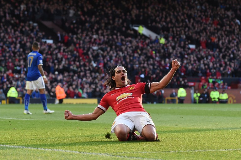 Manchester United gana al colista (3-1) con gol de Falcao y vuelve al podio