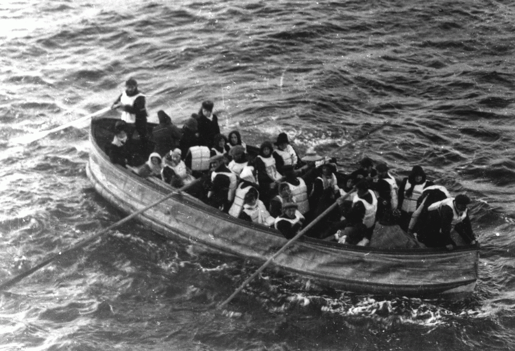 Foto tomada del barco RMS Carpathia, al rescatar a algunos pasajeros del RMS Titanic. National Archives. Northeast Region, New York City, Records of District Courts of the United States. (Foto web para publicar sin restricciones)