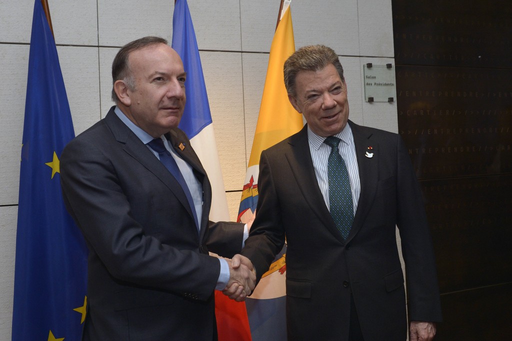 El Presidente Juan Manuel Santos y el Director de del Movimiento de Empresas de Francia (Medef), Pierre Gattaz, durante el Foro de Asuntos Francia-Colombia, que se llevó a cabo en París, en la sede de esa organización gremial.