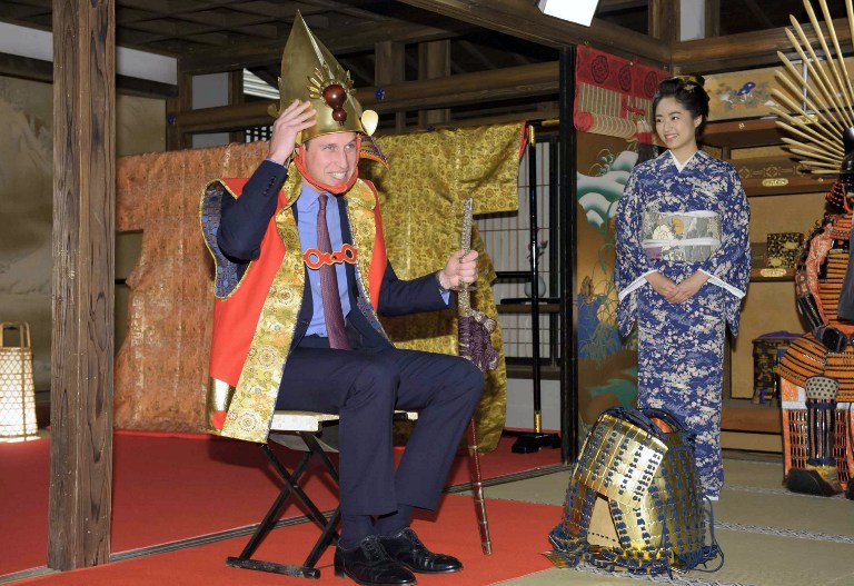 El príncipe Guillermo se viste de samurái en su visita a Tokio