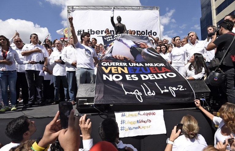 Tímida manifestación a un año de encarcelamiento de opositor venezolano López