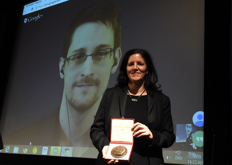 Las agencias de inteligencia “están fuera de control”, dice directora de filme sobre Snowden