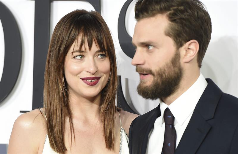 “Fifty Shades of Grey” seduce la taquilla mundial con su erotismo