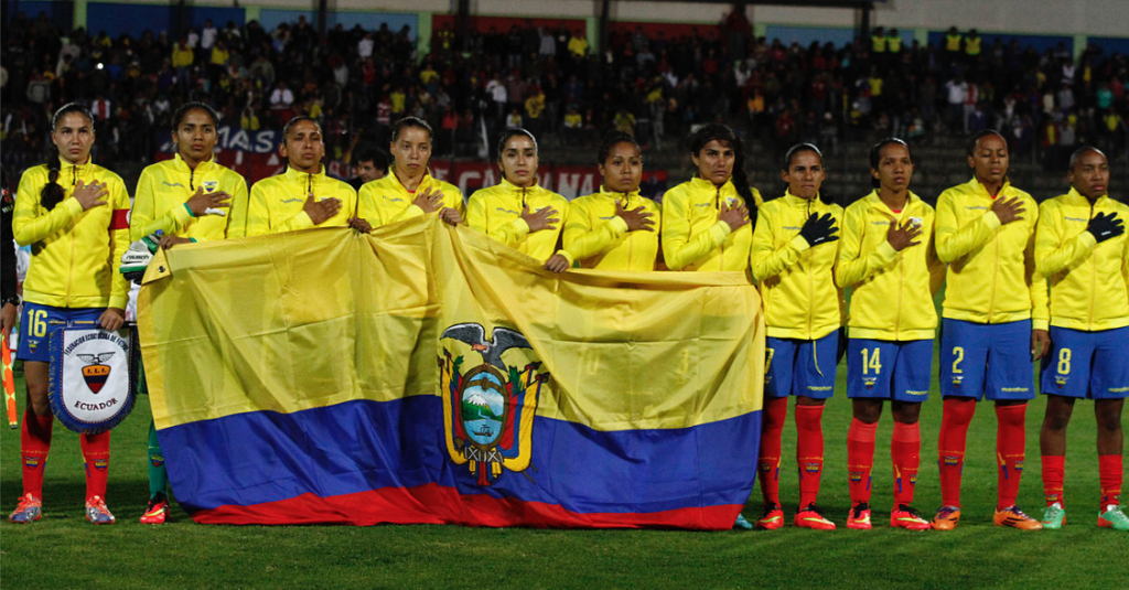 Riobamba (Chimborazo), 11 sep (Andes).- En el estadio Olimpico de la ciudad de Riobamba se jugó el primer partido de la selección ecuatoriana frente a la selección de Perúp en el campeonato Copa América Femenina de Fútbol Ecuador 2014. Foto: Micaela Ayala V./Andes