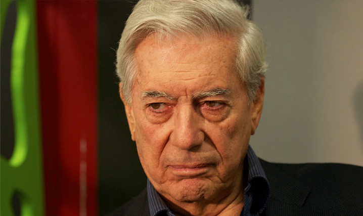 Nobel Vargas Llosa cuestiona que no exista sanción moral para piratería de libros