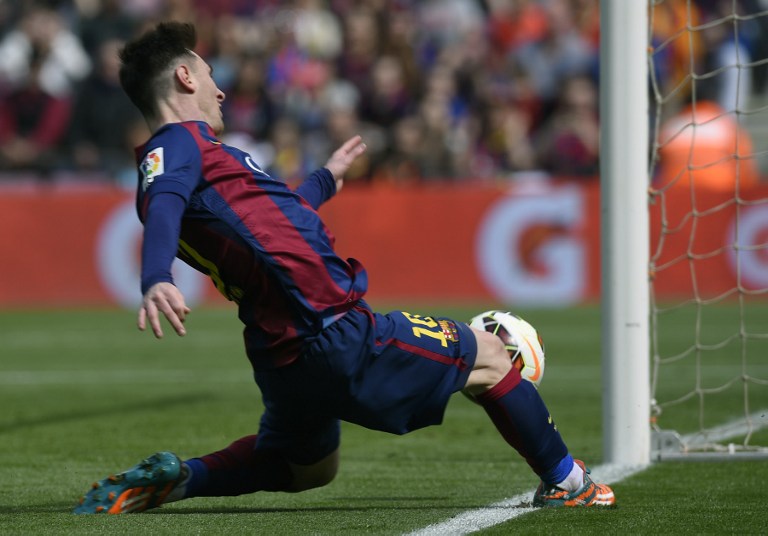 Tres goles de Messi hace líder al Barcelona a dos semanas del Clásico