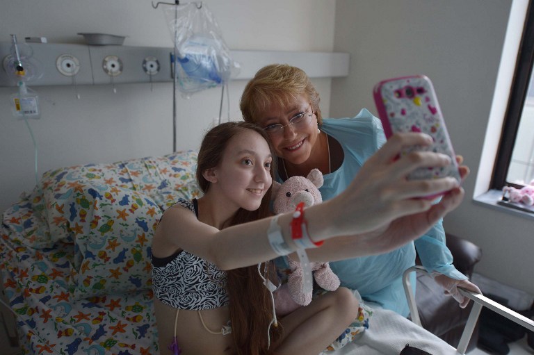 Bachelet visita a niña de 14 años que le pidió eutanasia