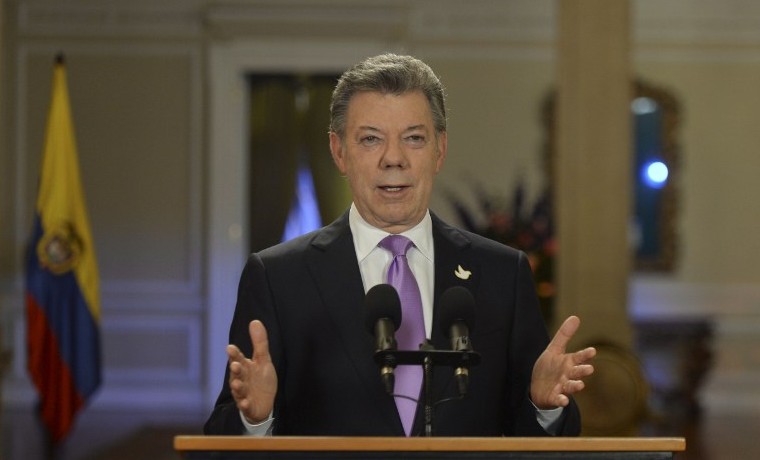 Presidente de Colombia anuncia cese temporal de bombardeos contra las FARC