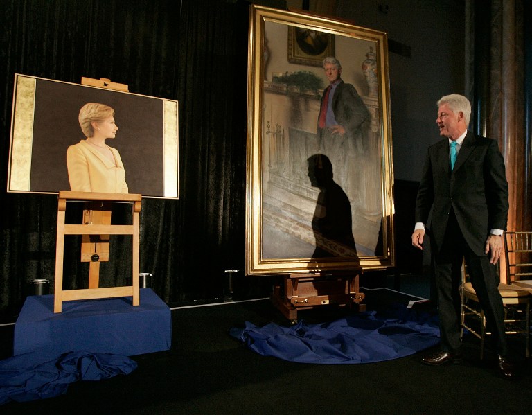 Un retrato oficial de Bill Clinton tiene un guiño al vestido azul de Mónica Lewinsky