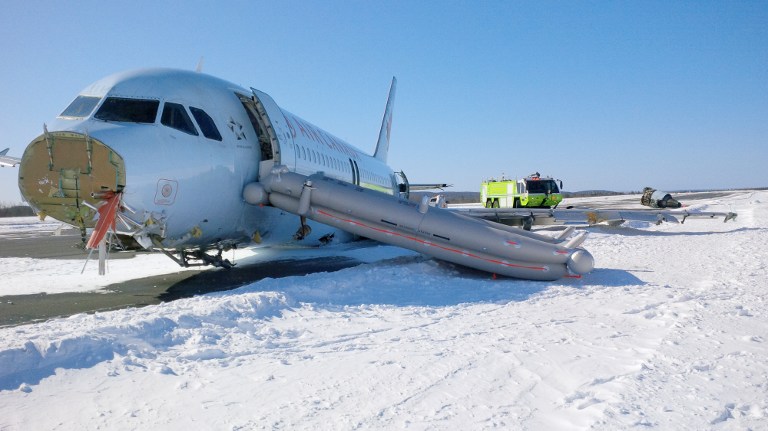Canadá se salva de tragedia aérea por tormenta de nieve