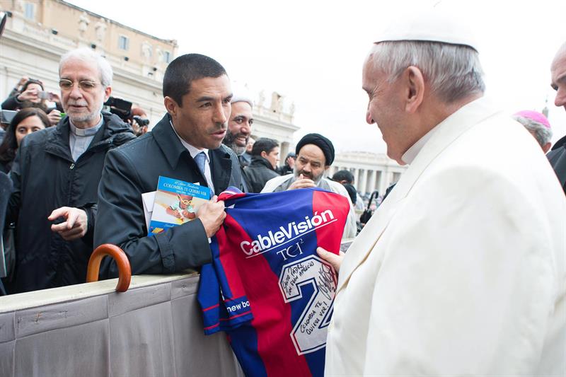 Futbolista colombiano Córdoba invita al papa a Colombia