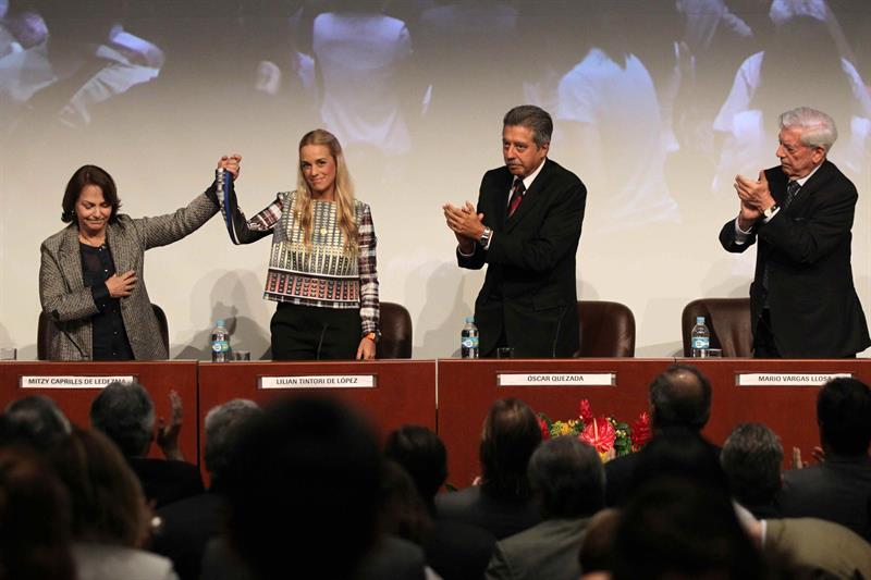 Esposas de opositores venezolanos presos en seminario con Vargas Llosa