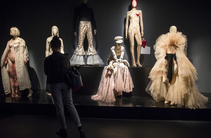 El modisto Jean Paul Gaultier exhibe su arte en el Grand Palais de París