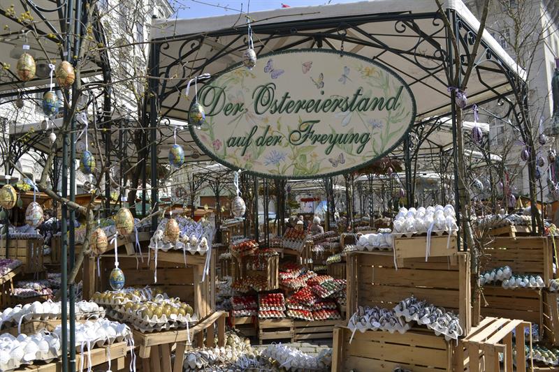 La mayor montaña de huevos de pascua pintados a mano se alza en Viena