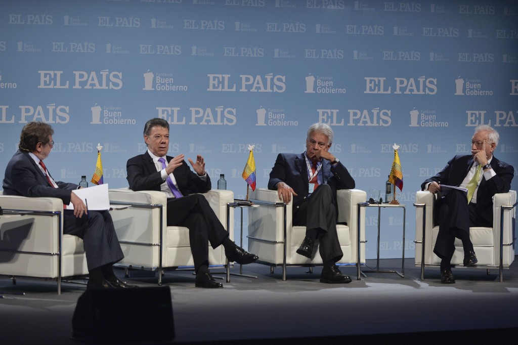 El presidente de Colombia  Juan Manuel Santos junto con el expresidente del Gobierno español Felipe González, el Ministro de Asuntos Exteriores de España, José Manuel García-Margallo; y Juan Luis Cebrián, Presidente del periódico madrileño El País. Foto: César Carrión - SIG