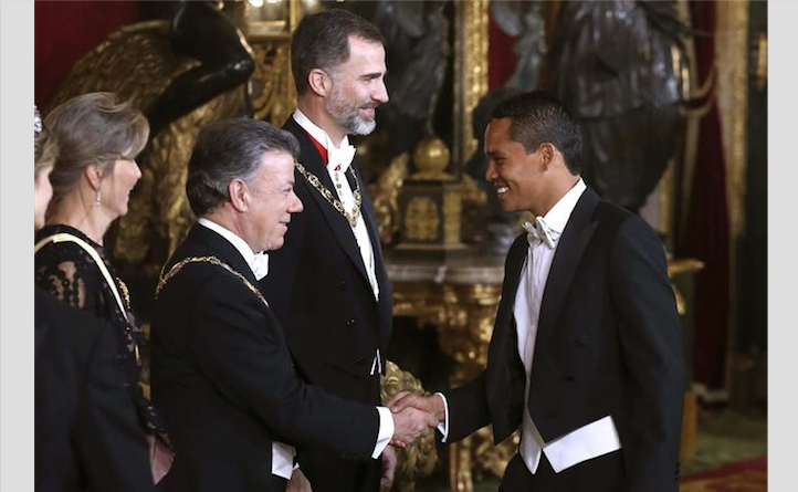 Carlos Bacca saluda a Santos y a los Reyes de España