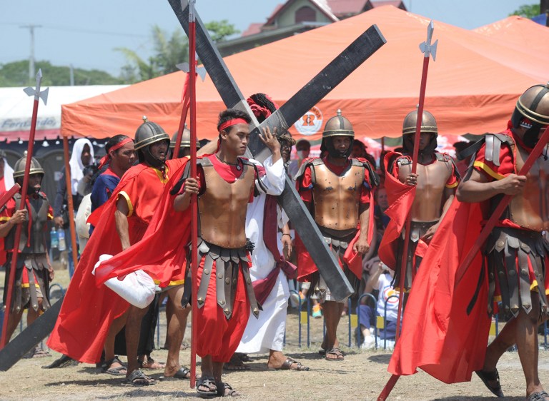 Suplicio de la cruz y la flagelación en el Viernes Santo de Filipinas