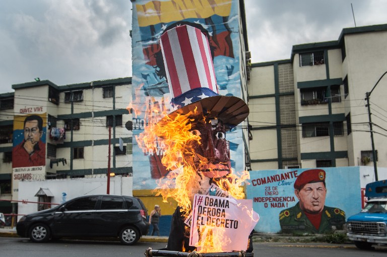 Muñecos de Obama y Maduro arden en la Quema de Judas en Caracas