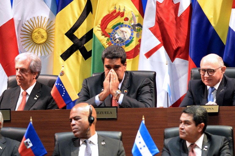 Presidente de Uruguay Tabare Vazquez (I), Presidente de Venezuela Nicolas Maduro (C) y el Canciller de Argentina Hector Timerman. AFP PHOTO / JOHAN ORDONEZ