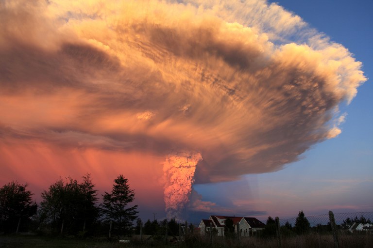 Dos violentas erupciones en volcán Calbuco ponen en vilo al sur de Chile y Argentina