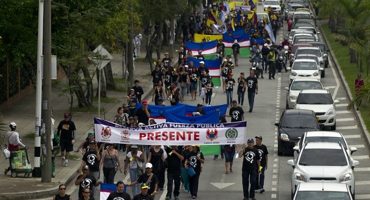 Marchan en Cali por memoria de militares fallecidos en el conflicto