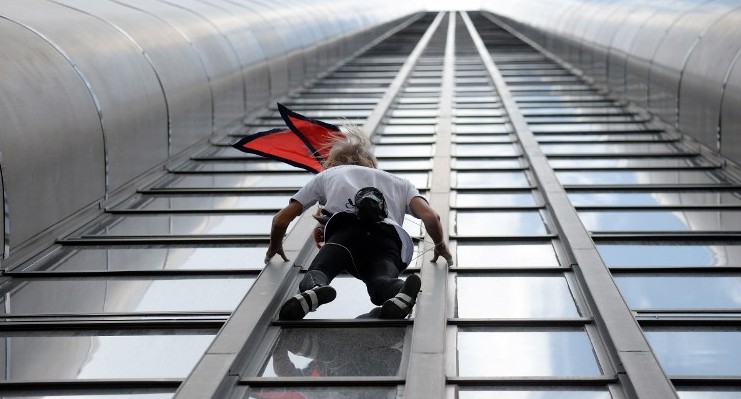 El ‘Spiderman’ francés asciende Montparnasse por las víctimas del sismo