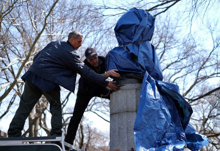 Artistas instalan brevemente busto de Snowden en parque neoyorquino