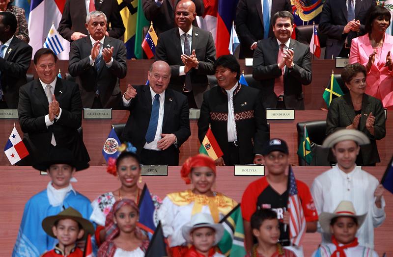 De izquierda a derecha, el presidente de Panamá, Juan Carlos Varela; el secretario general de la OEA, José Miguel Insulza; el presidente de Bolivia, Evo Morales, y la Presidenta de Brasil, Dilma Rousseff, durante la inauguración, viernes 10 de abril de 2015, en la VII Cumbre de jefes de Estado y de Gobierno de las Américas. EFE/Mauricio Dueñas