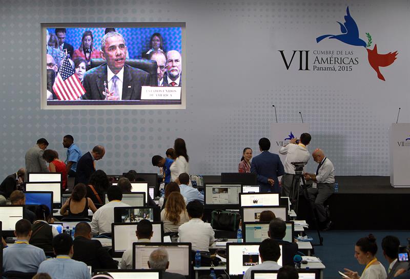 Periodistas escuchan el discurso del presidente de Estados Unidos, Barack Obama, en la sala de prensa, sábado 11 de abril de 2015, durante la sesión plenaria de la VII Cumbre de jefes de Estado y de Gobierno de las Américas. EFE/Mauricio Dueñas Castañeda