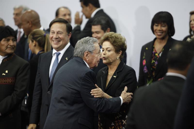 Presidente Castro saluda a Dilma Rousseeff
