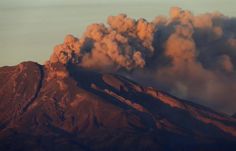 Actividad del volcán Calbuco obliga a evacuar a un total de 6400 personas