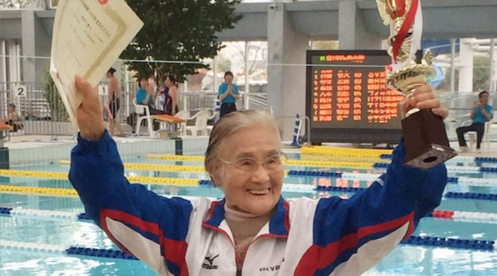 Japonesa centenaria bate récord mundial de natación