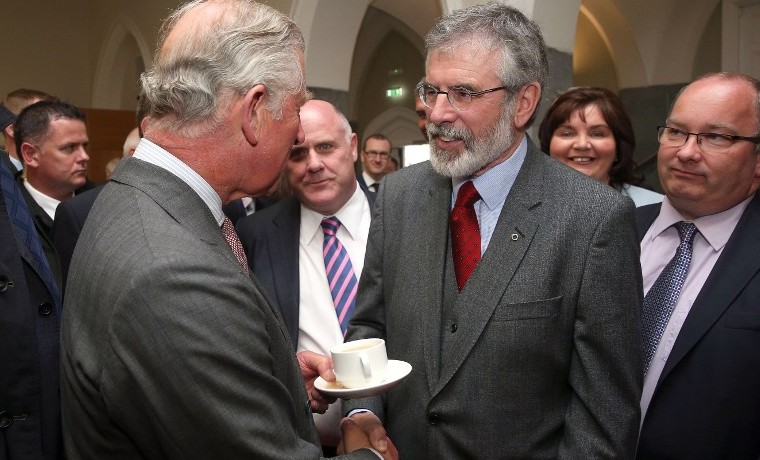 El príncipe Carlos de Inglaterra se reúne con Gerry Adams en su primer día en Irlanda