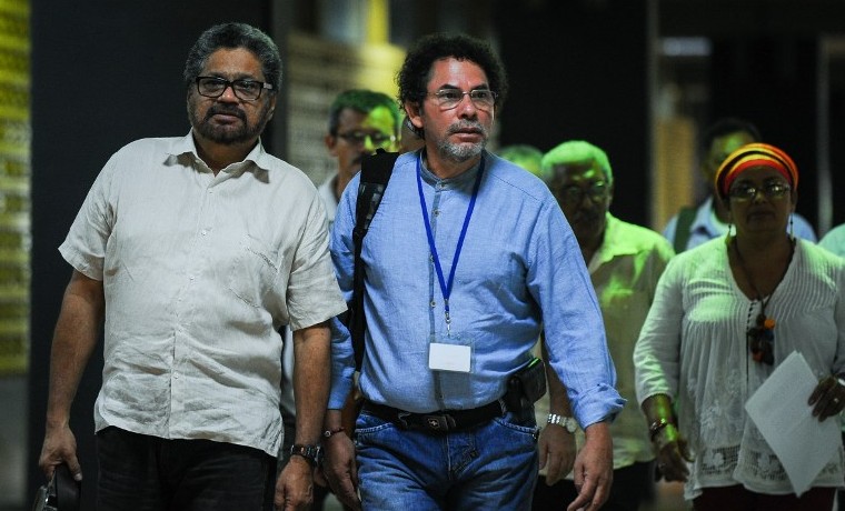 Archivo. Ivan Marquez (I) and Pastor Alape (C), a su llegada a la mesa de negociaciones, mayo 21, 2015.    AFP PHOTO/YAMIL LAGE