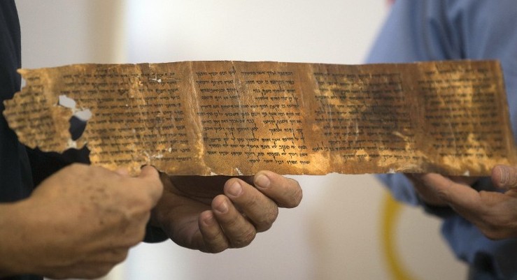 Exponen en Israel el más antiguo ejemplar completo de los Diez Mandamientos