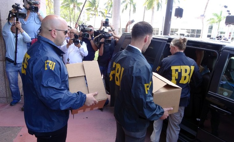Agentes del FBI sacan cajas con documentos de las oficinas de CONCACAF.  Miami Beach, Florida. AFP PHOTO/DIEGO URDANETA