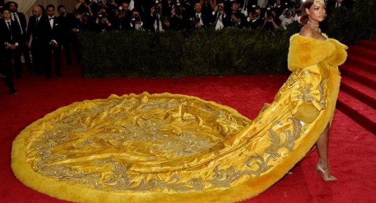 Rihanna en alfombra roja en el MET