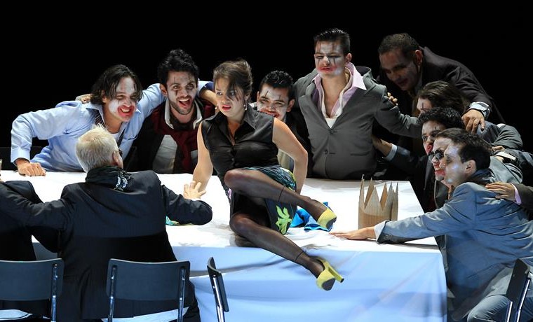 Teatro Mayor de Bogotá celebra aniversario con un moderno y actual “Rigoletto”