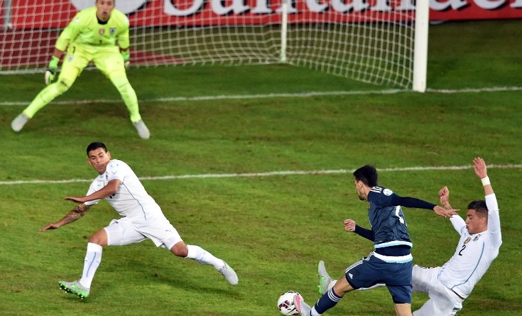 Pastore se vistió de Messi y dirigió el triunfo de Argentina sobre Uruguay